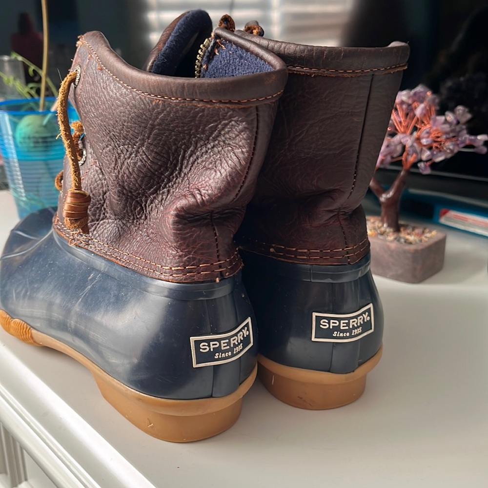 Women’s Size 9.5 Sperry Duck Books